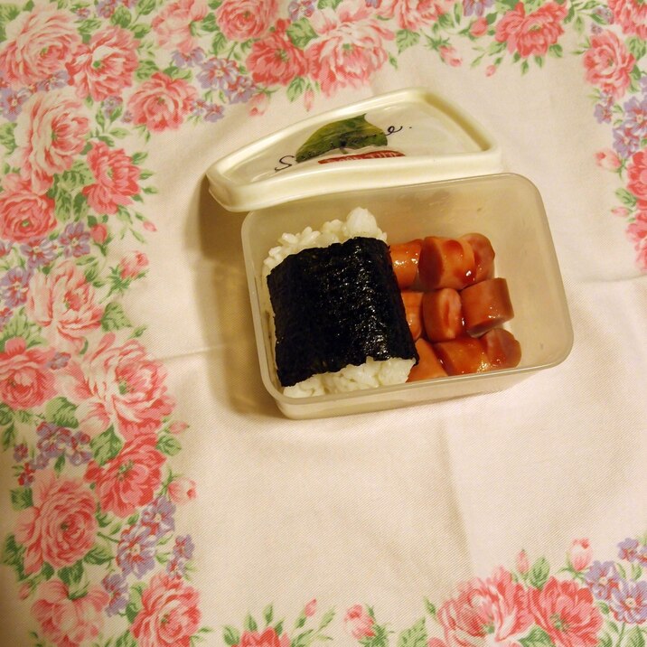 プチトマトのおにぎりとピリ辛ウィンナーのお弁当